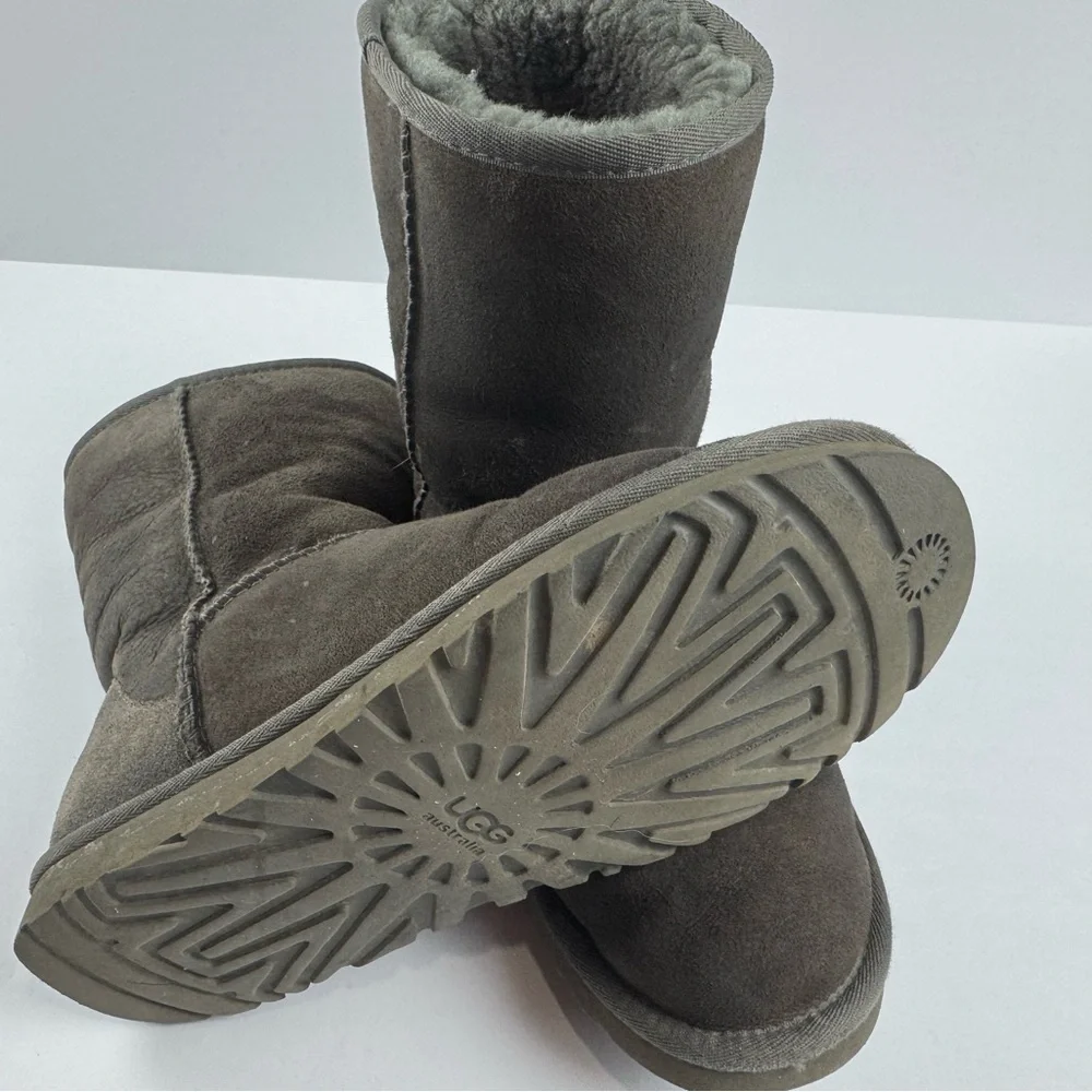 UGG Classic Short ll boots in gray size 8